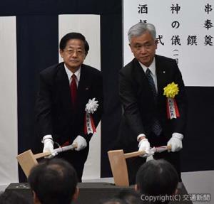 鍬入れする柘植会長（左）と奥村社長