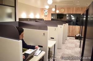 多様なシートが並ぶ「ＳＴＡＴＩＯＮ　ＤＥＳＫ　東京丸の内」