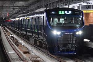 羽沢横浜国大駅に入線する１２０００系。ヨコハマネイビーブルーの車体色と能面「獅子口」モチーフの〝顏〟が特徴（相鉄ビジネスサービス提供）