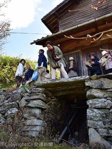 「石畳地区の村並み」を散策する検証ツアー参加者