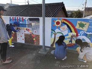 壁画に描かれた地元小学生が手掛けた沿線風景などの作品（南海提供）