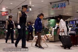 ＪＲ東京駅の構内を巡回するハンドラーと危険物探知犬