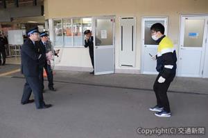 益田駅構内で行われたテロ対処訓練（ＪＲ米子支社提供）