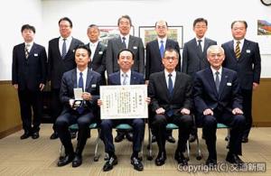 感謝状を受け取った廣川支社長（前列左から２人目）ら（ＪＲ横浜支社提供）
