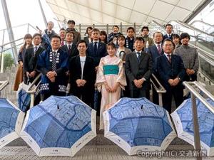 アイカサの発表会に出席した参加事業者の代表者ら（ＪＲ東京支社提供）