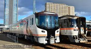 キハ８５系と並ぶ次期特急車両ＨＣ８５系の試験走行車（左）