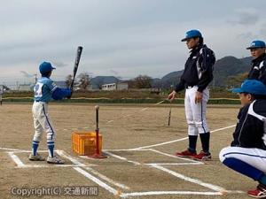 高松市内で開かれた「学童野球教室」＝ＪＲ四国提供＝