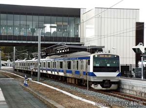 橋上駅舎の建設が進む双葉駅に到着した試運転の初列車