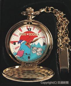イコちゃんとねずみ、初日の出を文字盤に描いた懐中時計（ジェイアール西日本商事提供）