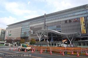 博多駅ビル「ＪＲ博多シティ」。買い物、飲食、エンターテインメントなどさまざまな機能を集積し、鉄道との相乗効果を大きく発揮している