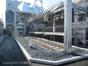 ホームや上家、線路、踏切を再現した屋外実習設備（ＪＲ東日本ビルテック提供）