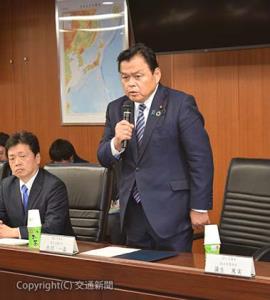 あいさつする赤羽大臣