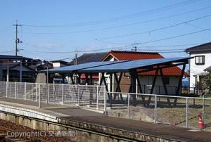駅待合室横に設置された太陽光パネル（ＪＲ西日本提供）