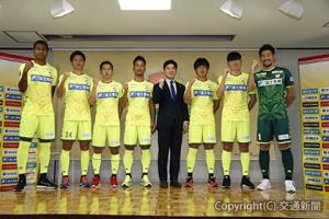 今季から指揮を執る尹監督（右から４人目）と新加入選手（ⒸＪＥＦＵＮＩＴＥＤ）