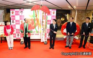 キックオフセレモニーでくす玉を開く（左から）井上さん、石坂市長、松本部長、平野社長、飛嶋部長
