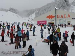 滑走可能な積雪量を確保しているＧＡＬＡ湯沢スキー場。１月11～13日には多くのスキーヤーらでにぎわった