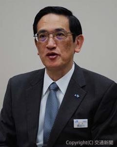 インタビュ－に答える長谷川社長