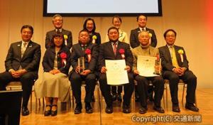 授賞式に出席した髙橋社長（前列左端）と各受賞者、選考委員ら