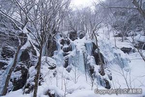 幻想的な自然の造形美が見られる「奥入瀬渓流」（写真は２０１８年２月下旬）＝ＪＲ東日本提供＝