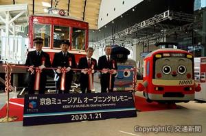 テープカットする原田社長（左から３人目）ら