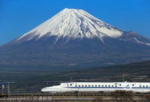 富士山をバックに走る東海道新幹線。ＪＲ東海では、新幹線を基軸にさまざまな営業施策を展開する（ＪＲ東海提供）