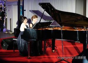 ピアニストの山本京子さんと連弾する積山さん＝左＝（近鉄不動産提供）