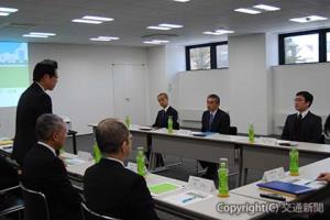安全アドバイザー会議の初会合で島田社長（左端）のあいさつを聞くメンバー