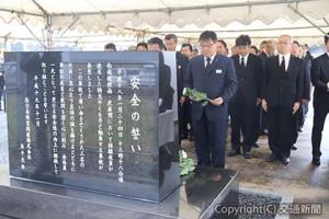 献花する参列者（ＪＲ米子支社提供）