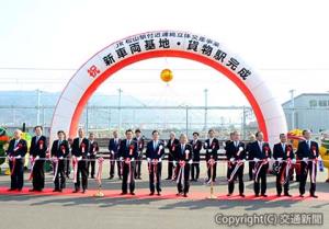 テープカットする中村知事（中央）、半井社長（右から２人目）、真貝社長（右端）ら