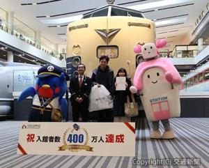 記念撮影する三浦館長（左端）と西田さん夫妻（京都鉄道博物館提供）