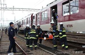 列車の脱線を想定した事故・災害復旧対応訓練（近畿日本鉄道提供）