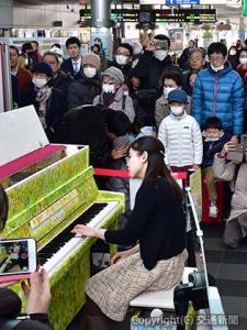 ＪＲ高松駅コンコースに期間限定で設置されたストリートピアノ