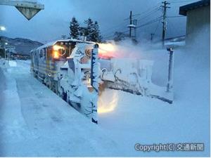 ラッセル（雪かき）とロータリー（雪飛ばし）の二役を担う投排雪保守用車（ＪＲ仙台支社提供）