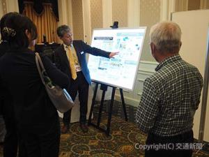 参加者に説明する担当者（鉄道総研提供）