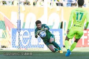 再三のファインセーブで勝利に貢献したＧＫ新井章　©ＪＥＦＵＮＩＴＥＤ（ジェフユナイテッド提供）