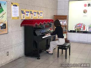 八日市駅構内に置かれた〝駅ピアノ〟（近江鉄道提供）