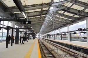 膜屋根から光が差し込む長崎駅の高架ホーム
