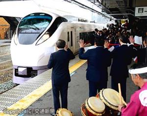 大勢の関係者が出迎える中、双葉駅に到着した「ひたち３号」
