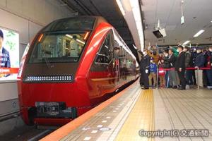 近鉄名古屋に向けて出発する「ひのとり」下り一番列車