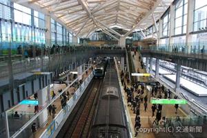 開業日に多くの人々が訪れた高輪ゲートウェイ駅