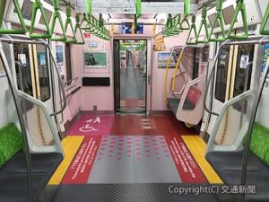 床面に「ドアの前は広くお空けください」と表示した山手線６号車４番ドア乗降口付近（ＪＲ東京支社提供）