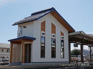 エコステモデル駅として整備された小海線野辺山駅のホーム待合室（ＪＲ長野支社提供）