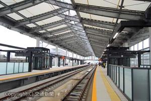 膜屋根で明るい長崎駅ホーム。九州新幹線西九州ルート開業時には左側の新幹線ホームと一体感のある大きな空間が形成される