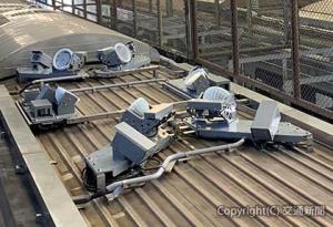 屋根上に設置した「電車線路モニタリング装置」のカメラや投光器（ＪＲ九州提供）
