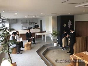 内装や家具に日田杉を使用したカフェ＆バー（ＪＲ九州提供）
