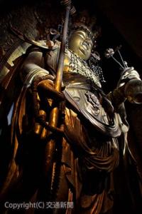 長谷寺の本尊は高さ10㍍を超える十一面観世音菩薩立像（ＪＲ西日本提供）