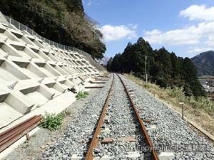 立野―赤水間の落石現場では、のり面工復旧を終え軌道復旧工事が進む（ＪＲ九州提供）