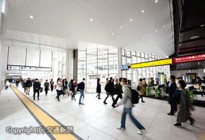外光を採り入れ、明るい空間に生まれ変わった原宿駅の改札内コンコース