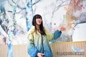作品に込めた思いを語る大小島さん