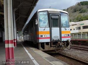 東城駅に到着した備後落合発新見行きの列車（ＪＲ岡山支社提供）